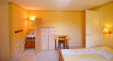 Chambre 4 à l'étage
2 lits en 80/200, jumelables à la demande
Lavabo