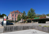 Au coeur du village. Commerces, poste et services de la Mairie.