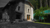 Le gîte est à droite de la maison