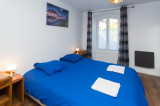 la chambre bleu adaptée PMR peut être aménager avec 2 lits 1 personne