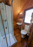 Salle de bain attenante à la chambre.
