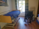 Chambre bleu PMR avec lit médicalisé (en location)