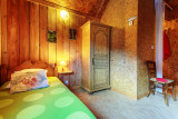 Evasion au Naturel - Balcon de Marcieu - vue sur la chambre verte 3 couchages avec coin salle de bain (douche & lavabo)-  col de Marcieu en Chartreuse