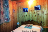Chambre avec lit double