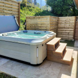 Jacuzzi, accès limité à une utilisation pendant le séjour. Puis avec supplément de 9h30 à 21h30