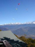 Vue sur la montagne et les parapentes depuis la terrasse