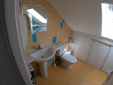 Salle de bain au premier étage, avec douche.