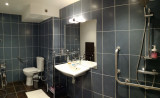 Rez-de-chaussée : salle de bain 01, adaptée PMR