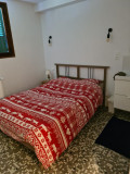Chambre n°5 au rez de chaussée, 
Lit en 140x190
Petit lavabo et miroir