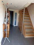 Entrée Rdc. Rangement type penderie sous l'escalier