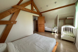 chambre avec lit bébé et lit simple