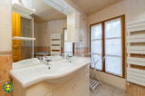 Salle d'eau à côté des chambres