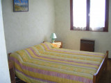 Rez de chaussée: chambre 1. La chambre 2 est identique à celle-ci.