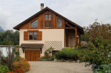 Gîte à l'étage, au séjour-cuisine très lumineux.