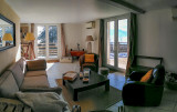 le_salon_et_sa_vue_sur_lest_et_le_sud_1024x646.jpg