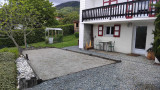 Terrain de boules et coin détente sous balcon.