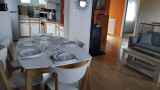 Cuisine (table sans rallonge) et salon (canapé 3 places)