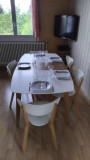 Table avec rallonge centrale pouvant aceuillir 8 personnes