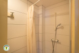 Cabine de douche au 1er, lavabos dans les chambres, wc sur le palier