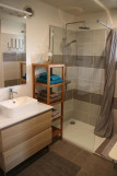 Salle de bain avec douche à l'italienne