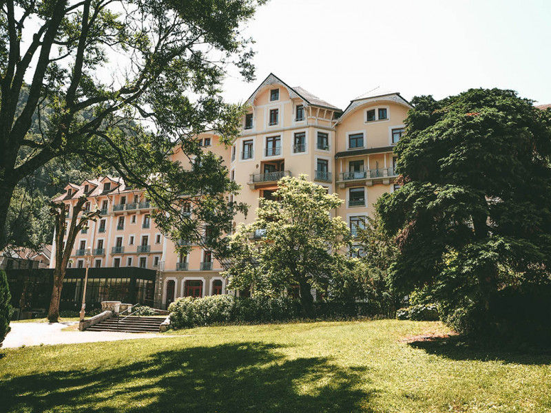 Batiment vu du parc thermal d'Allevard