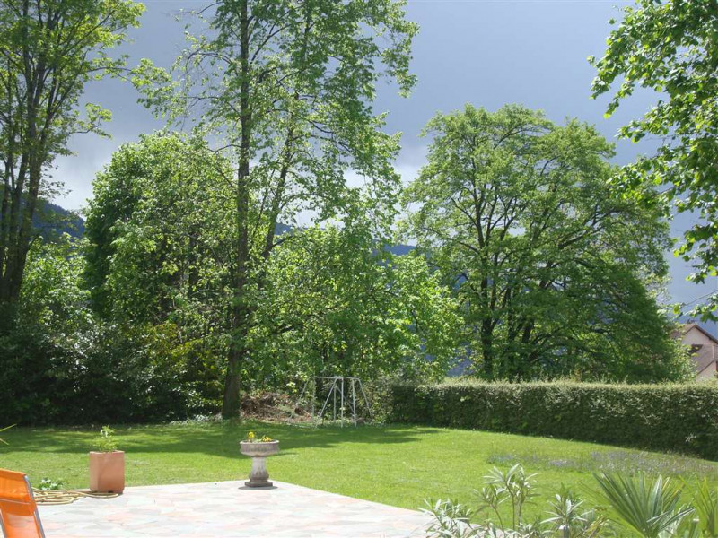 Grand jardin arboré en accès libre