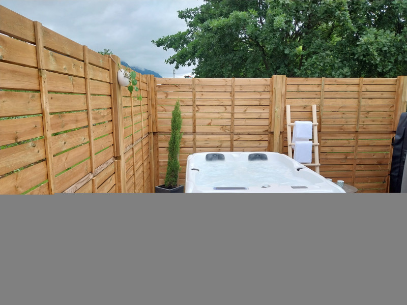 Spa privatif vue sur les montagnes - © Rucat Spa privatif vue sur les montagnes