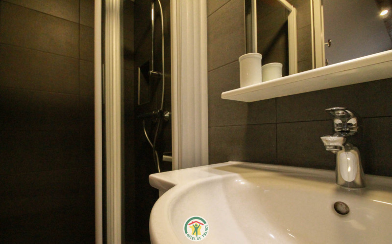 Salle d'eau avec douche à l'italienne - © Gîtes de France Salle d'eau avec douche à l'italienne