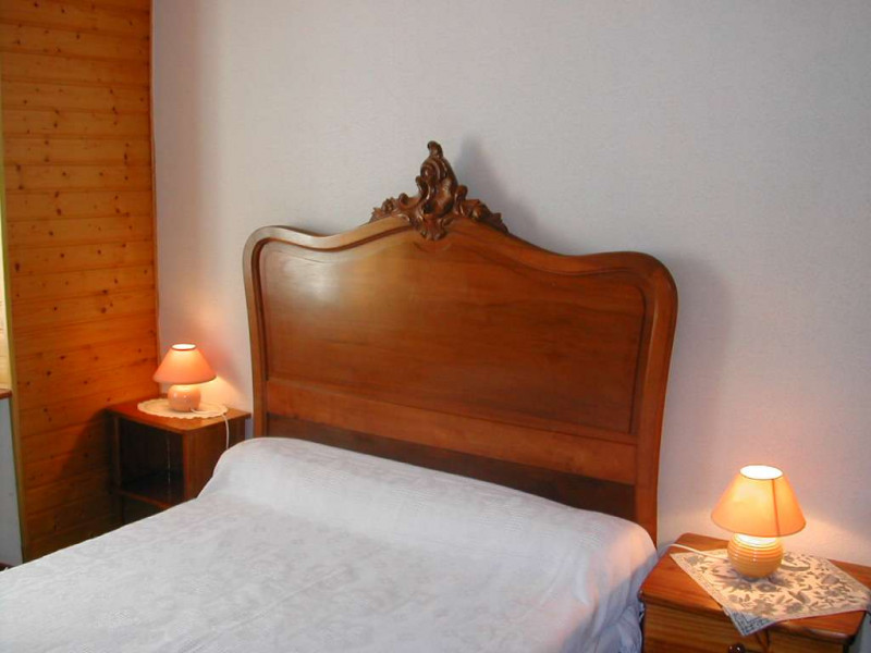 Chambre 1 avec lavabo Lit en 140cm - © Gîtes de France Chambre 1 avec lavabo Lit en 140cm