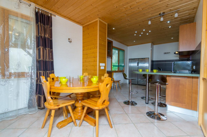 Grand séjour-cuisine ouvrant sur la terrasse - © Gîtes de France Grand séjour-cuisine ouvrant sur la terrasse