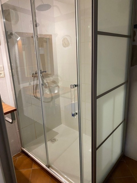 Douche - Appartement dans maison la Bastide n°169_Vaulnaveys-le-Haut - © Loprieno Douche - Appartement dans maison la Bastide n°169_Vaulnaveys-le-Haut