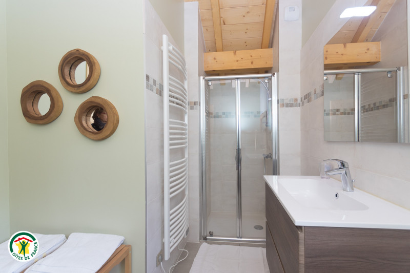 S.d'eau à l'étage, wc indépendant - © Gîtes de France S.d'eau à l'étage, wc indépendant