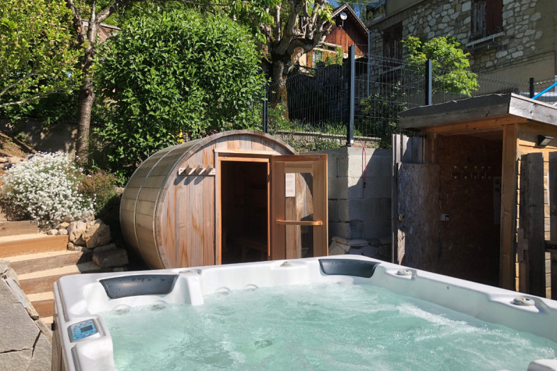 Jacuzzi extérieur et Sauna Finlandais - © Clévacances Jacuzzi extérieur et Sauna Finlandais