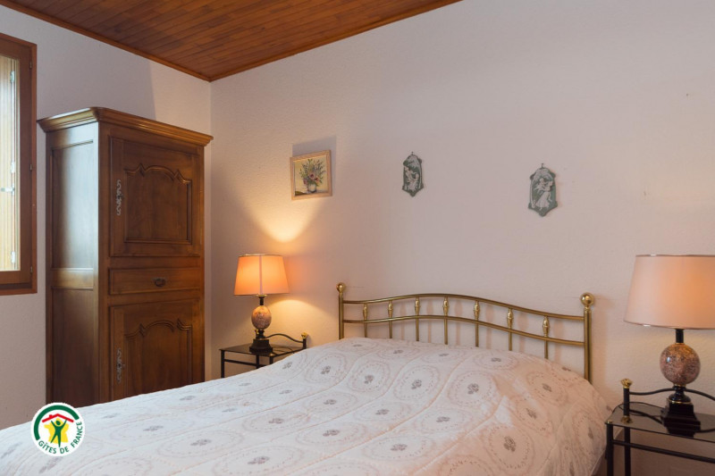 Chambre 1 1ier niveau  1 lit 140/190 - © Gîtes de France Chambre 1 1ier niveau  1 lit 140/190