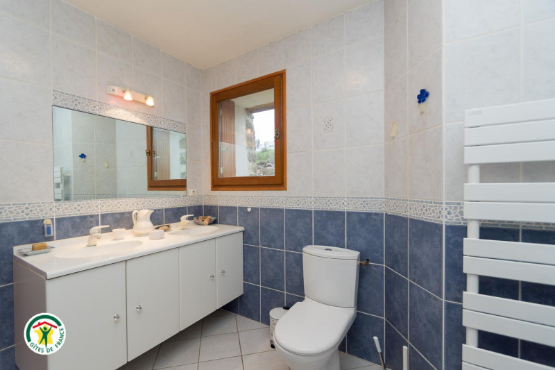 Salle de bain niveau 1 - © Gîtes de France Salle de bain niveau 1