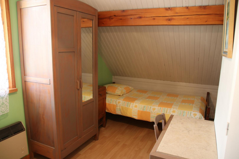 Chambre à trois lits simples - © Gîtes de France Chambre à trois lits simples