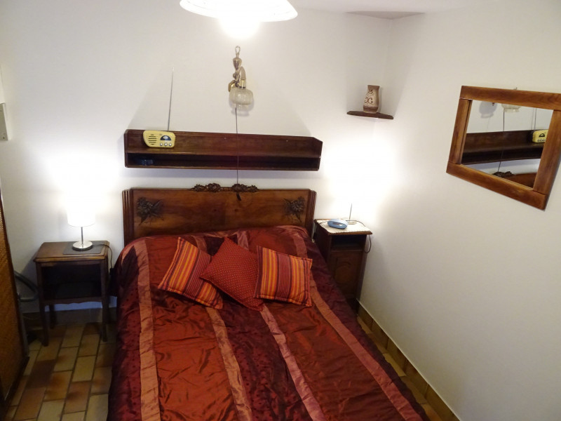 Une chambre à coucher simple et fonctionnelle avec un lit double.