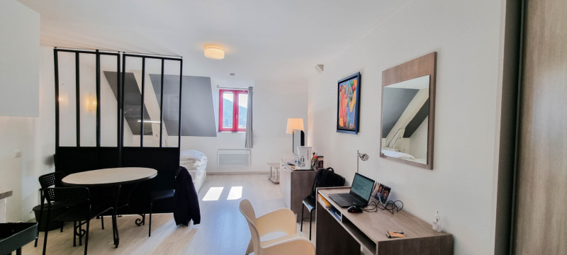 crosazsalon.jpg crosazsalon.jpg