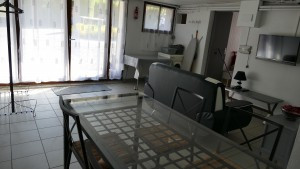 Le salon est spacieux, avec une grande table en verre au centre et des portes-fenêtres donnant sur l'extérieur. Le salon est spacieux, avec une grande table en verre au centre et des portes-fenêtres donnant sur l'extérieur.