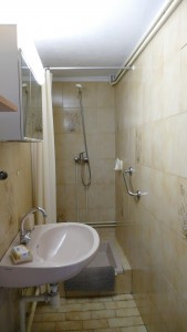 Cette salle d'eau fonctionnelle dispose d'une douche équipée d'une barre d'appui, d'un lavabo et d'un miroir, le tout revêtu de carrelage. Cette salle d'eau fonctionnelle dispose d'une douche équipée d'une barre d'appui, d'un lavabo et d'un miroir, le tout revêtu de carrelage.