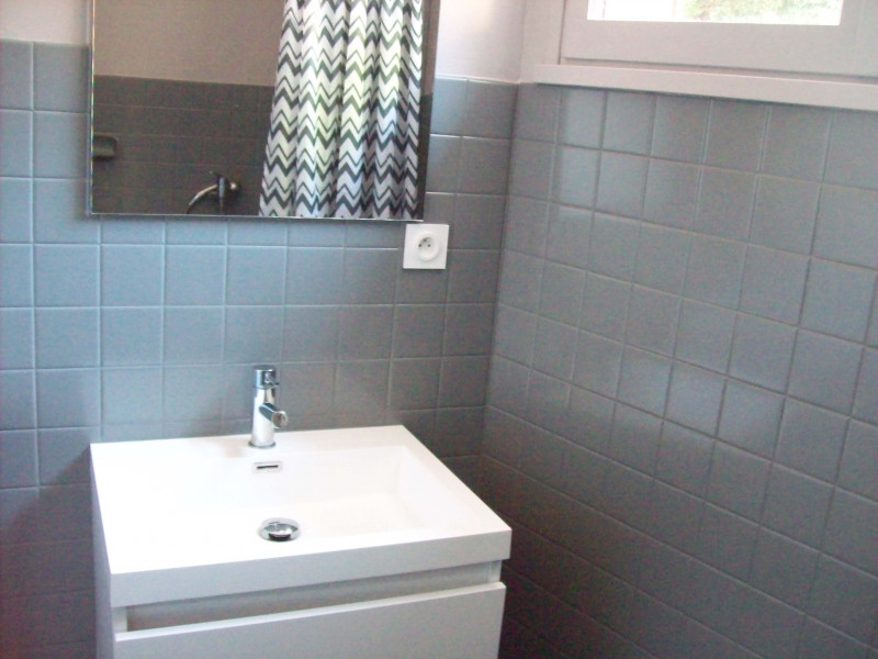 Salle d'eau, Coin lavabo - © Evelyne EVEQUE Salle d'eau, Coin lavabo