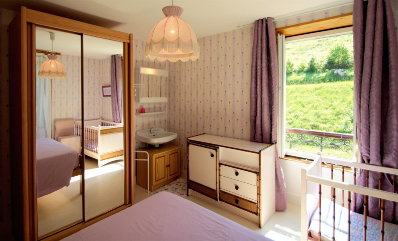 Chambre 2 à l'étage
Lit en 140/190
Lit de Sécurité enfant
Lavabo - © Gîtes de France Chambre 2 à l'étage
Lit en 140/190
Lit de Sécurité enfant
Lavabo