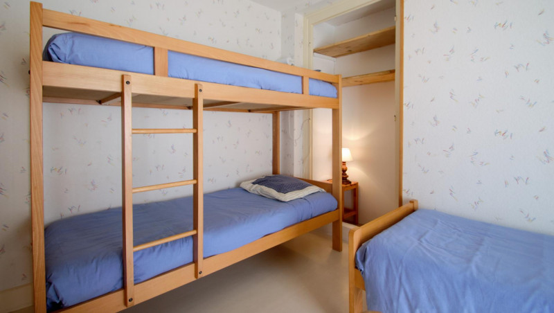 Chambre 1 à l'étage lit superposé
1 lit simple 80/190
Lavabo - © Gîtes de France Chambre 1 à l'étage lit superposé
1 lit simple 80/190
Lavabo