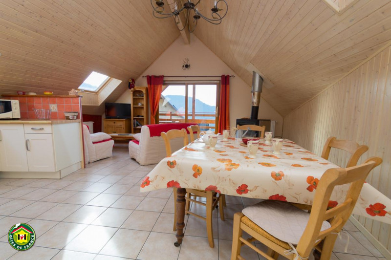 Pièce de vie très lumineuse, grande baie et vélux - © Gîtes de France Pièce de vie très lumineuse, grande baie et vélux