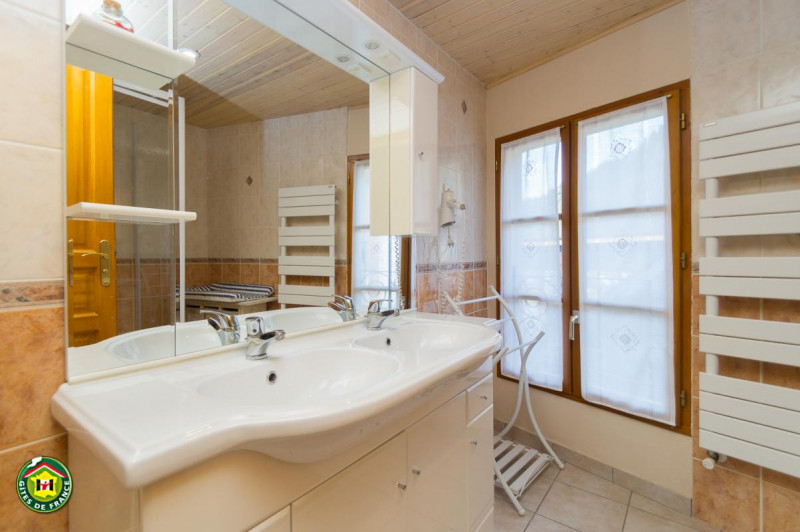 Salle d'eau à côté des chambres - © Gîtes de France Salle d'eau à côté des chambres