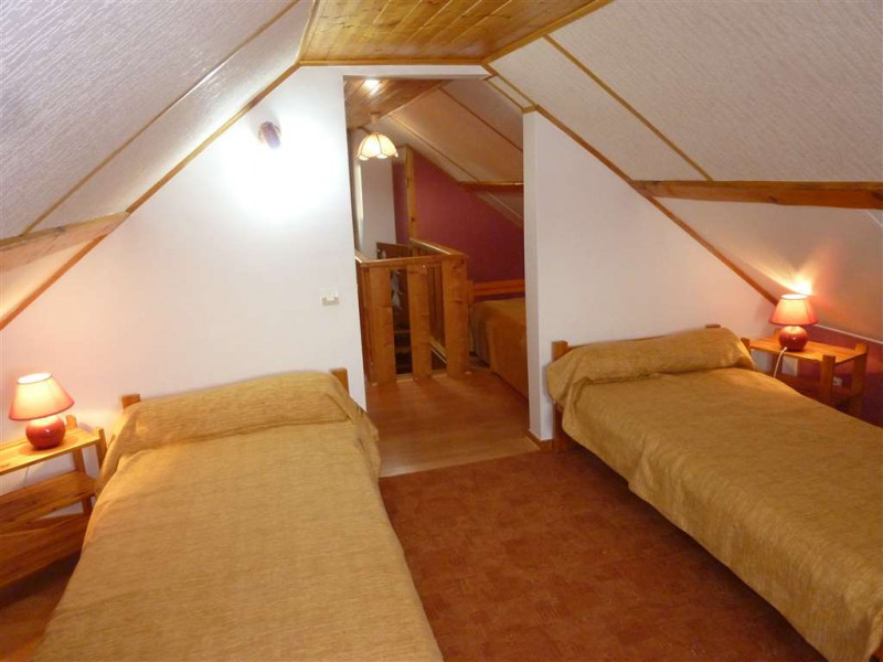 Chambre 5 en sous pente 2 lits 1 place - © Gîtes de France Chambre 5 en sous pente 2 lits 1 place