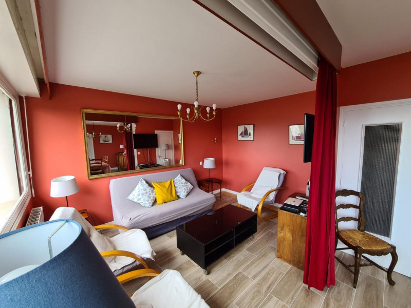 Salon ouvert sur la salle à manger avec grande télévision, un lecteur dvd et de enceintes connectables avec bluetooth - © Gîtes de France Salon ouvert sur la salle à manger avec grande télévision, un lecteur dvd et de enceintes connectables avec bluetooth