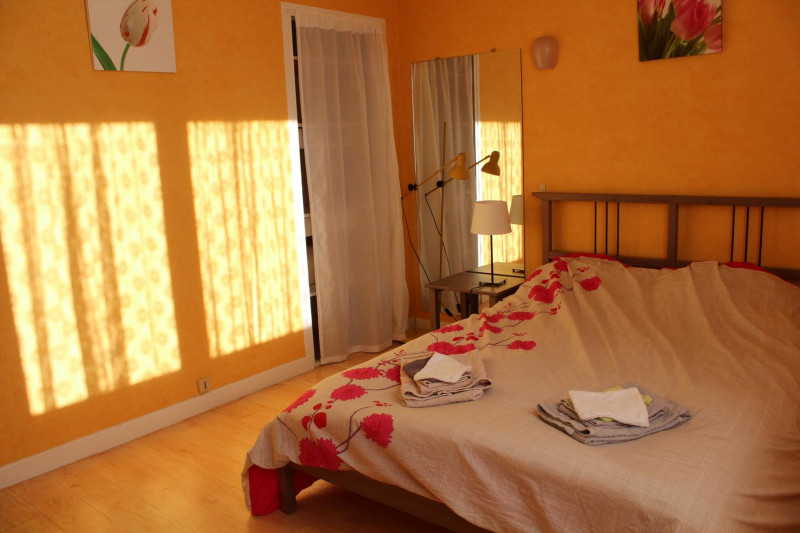 Chambre 2 (1 étage)
Lit 140x190 - © Gîtes de France Chambre 2 (1 étage)
Lit 140x190