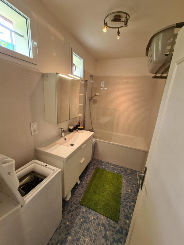 Salle de bain de l'étage refaite à neuf en 2022 avec machine à laver - © Gîtes de France Salle de bain de l'étage refaite à neuf en 2022 avec machine à laver