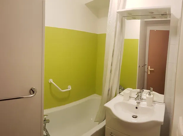 Salle de bain - Studio Thermotel n°208 - © Audry Salle de bain - Studio Thermotel n°208